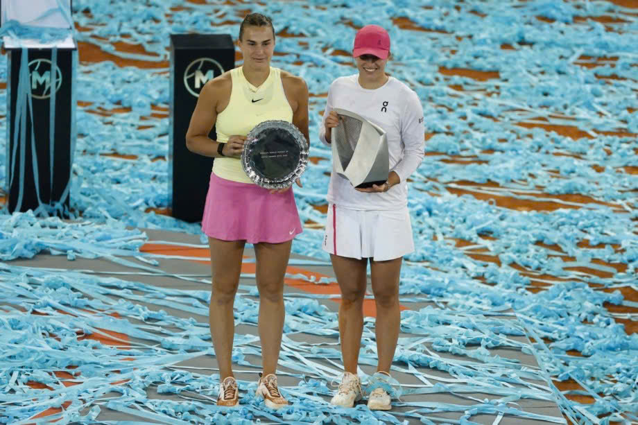 Swiatek (phải) cứu ba match-point trước khi thắng Sabalenka ở chung kết Madrid Mở rộng hồi tháng 5/2024. Ảnh: Reuters