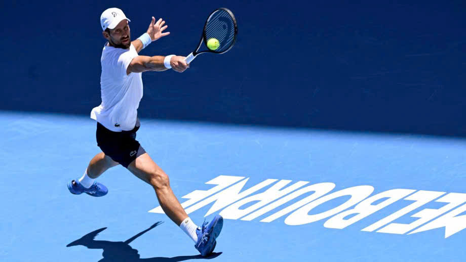  Djokovic trong buổi tập ở sân Rod Laver Arena, Melbourne hôm 8/1