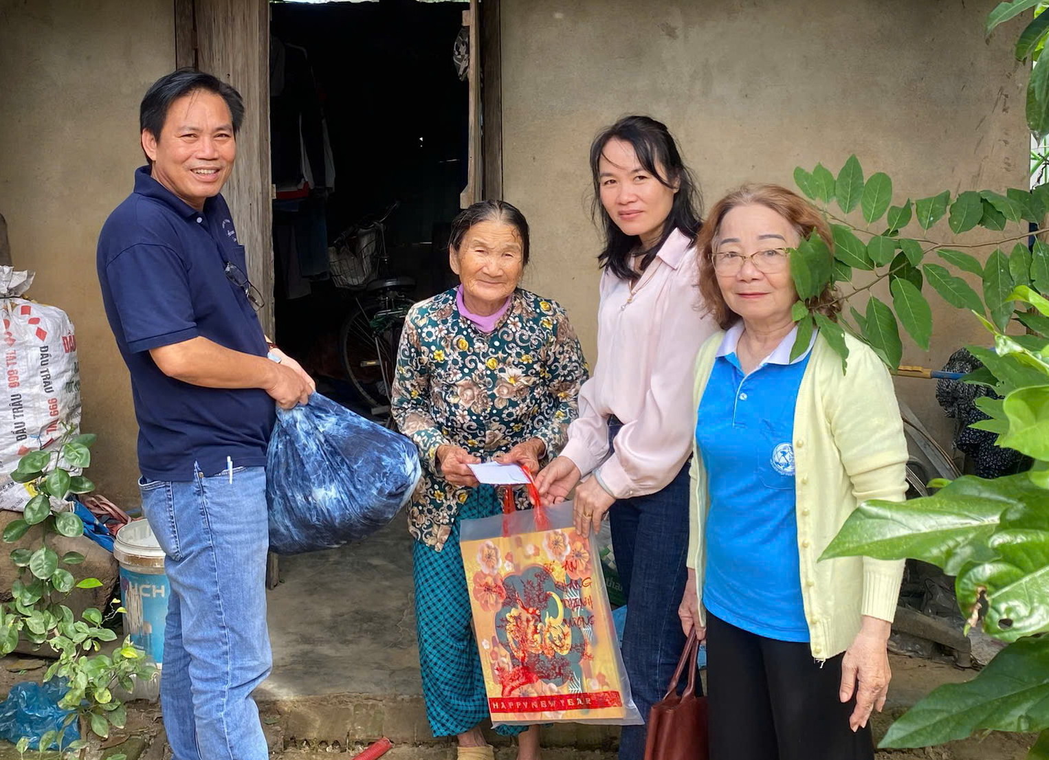 Những phần quà được trao nhằm san sẻ yêu thương, hỗ trợ gia đình hội viên phụ nữ có hoàn cảnh khó khăn được vui xuân đón Tết đầm ấm.