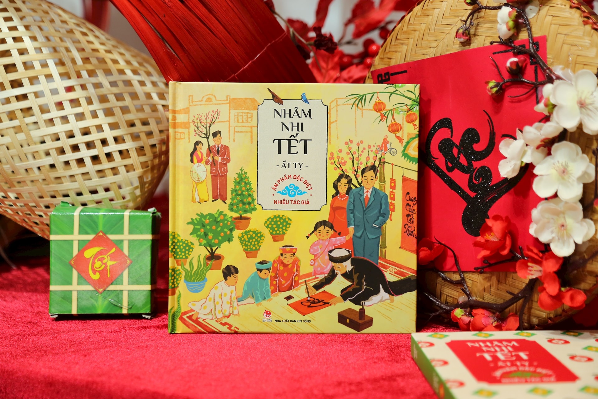 “Nhâm nhi Tết Ất Tỵ” – cuốn sách chủ đề Xuân và Tết rực rỡ, gắn kết