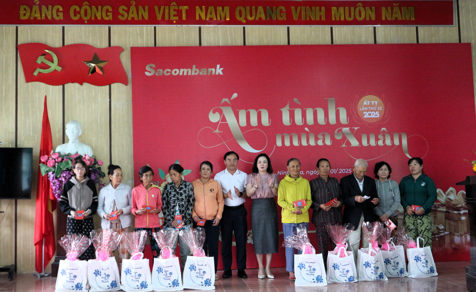 Đại diện Sacombank Chi nhánh Ninh Hòa trao quà cho người dân xã Ninh Thượng.