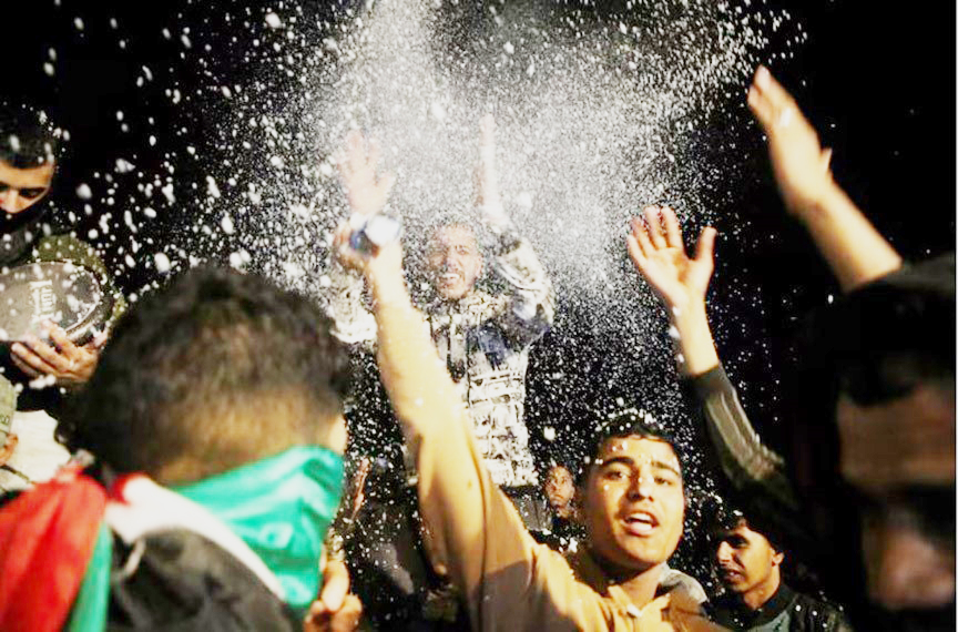 Người dân tại Dải Gaza vui mừng sau khi lực lượng Hamas và Israel đạt được thỏa thuận ngừng bắn. REUTERS/TTXVN
