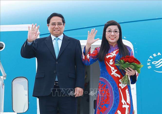 Thủ tướng Phạm Minh Chính và Phu nhân đến sân bay quốc tế Václav Havel, thủ đô Praha. Ảnh: Dương Giang/TTXVN
