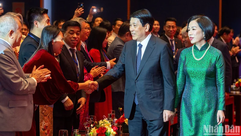 Chủ tịch nước Lương Cường và Phu nhân dự Chương trình giao lưu nghệ thuật Xuân Quê hương 2025.

