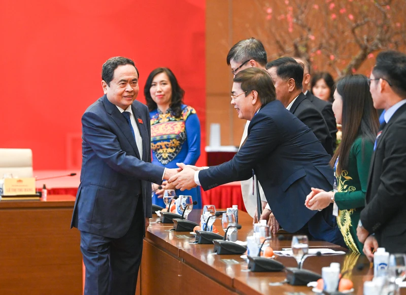 Chủ tịch Quốc hội Trần Thanh Mẫn với các kiều bào tại cuộc gặp mặt. (Ảnh: DUY LINH)