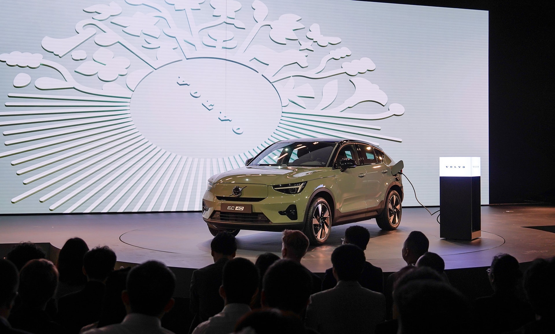Sau khi hoàn thiện dải sản phẩm PHEV, Volvo đã ra mắt mẫu xe điện đầu tiên tại Việt Nam - chiếc EC40 - trong năm 2024. 