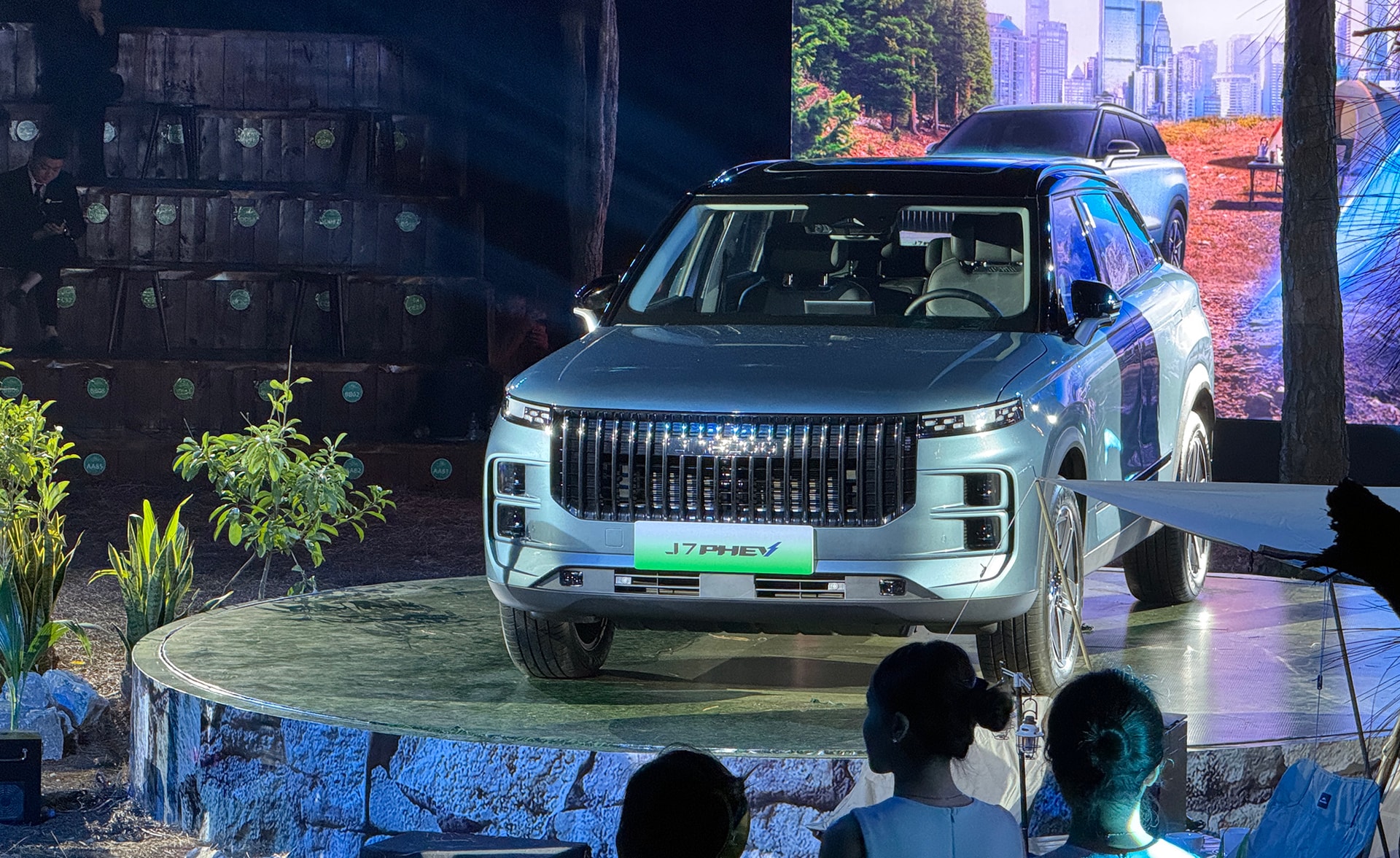 Jaecoo J7 PHEV (từ 919 triệu đồng) có thể di chuyển hơn 1.300 km cho một lần sạc và đổ đầy nhiên liệu.