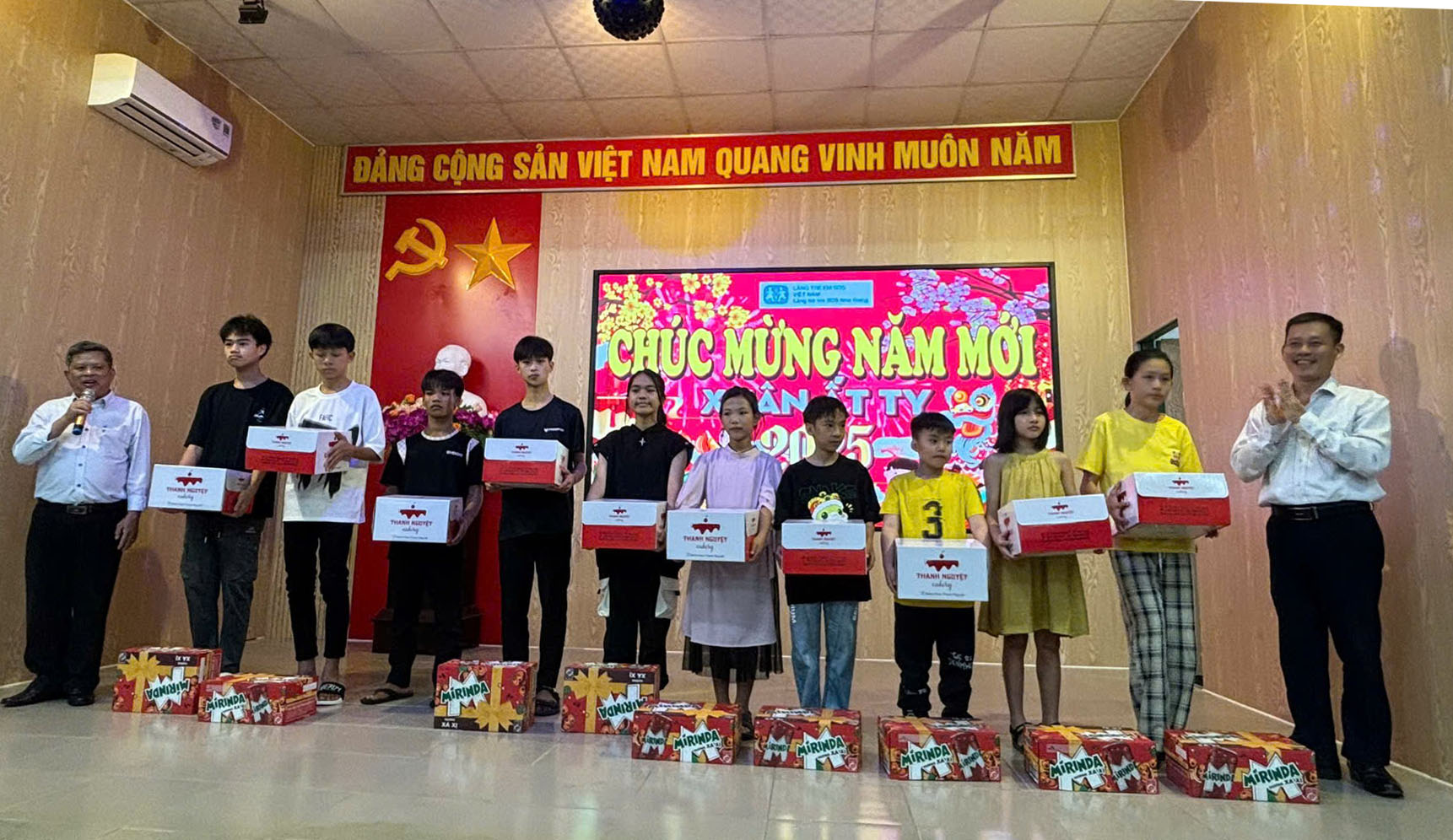 Trao suất ăn cho các em ở Làng Trẻ em SOS Nha Trang.