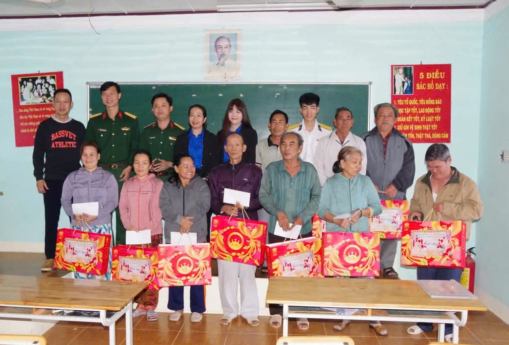 Đại diện các đơn vị tặng quà Tết cho các gia đình chính sách và gia đình có hoàn cảnh khó khăn.