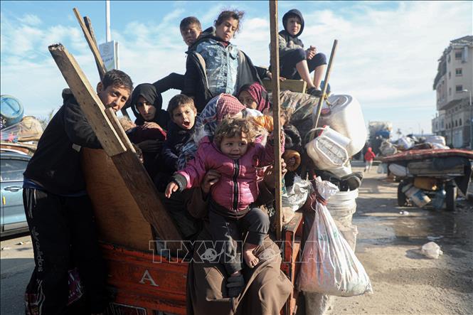Người dân Palestine trở về nhà tại Gaza ngày 27/1/2025. Ảnh: THX/TTXVN
