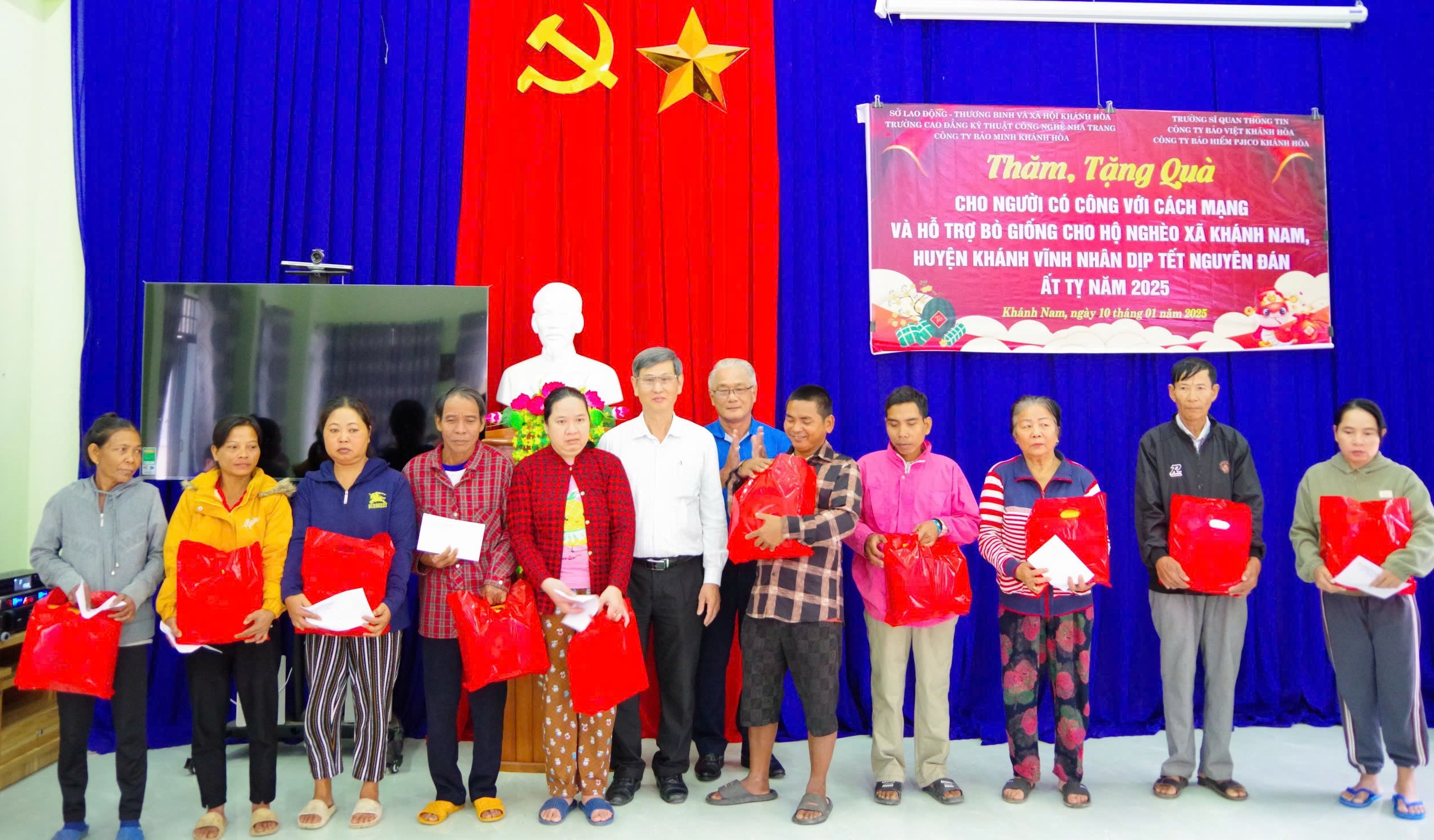 Trao quà 35 suất quà Tết và 6 con bò giống cho hộ nghèo xã Khánh Nam