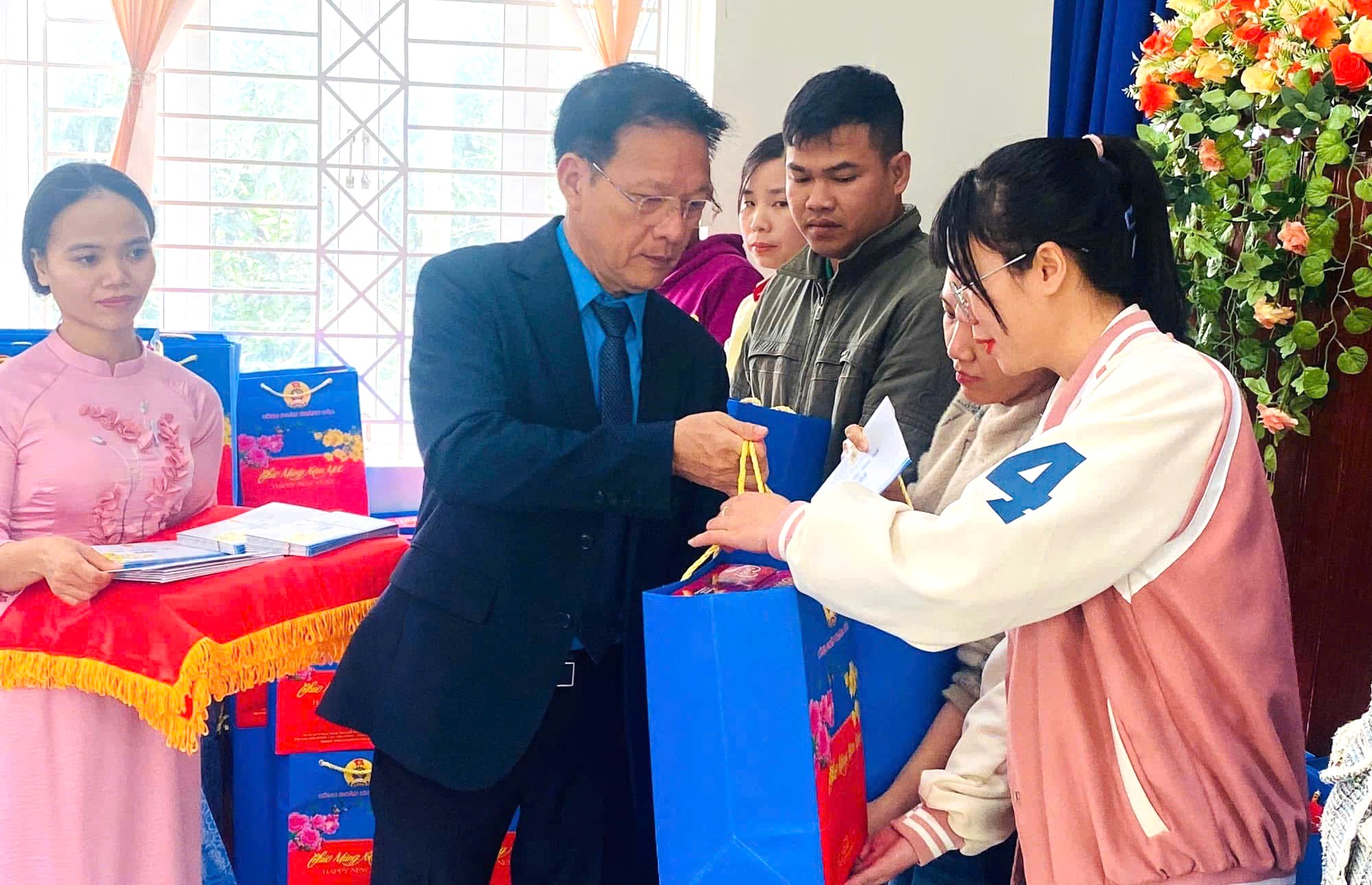 Ông Phan Thanh Liêm - Chủ tịch Liên đoàn Lao động tỉnh trao quà Tết cho đoàn viên, người lao động huyện Diên Khánh.