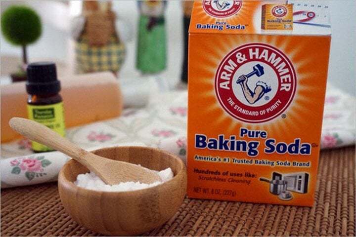 Baking soda giúp hút ẩm và làm sạch nấm mốc trên ghế sofa một cách hiệu quả. (Ảnh: Loblaws)