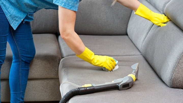 Có nhiều mẹo làm sạch vết ố trên ghế sofa. (Ảnh: House Digest)