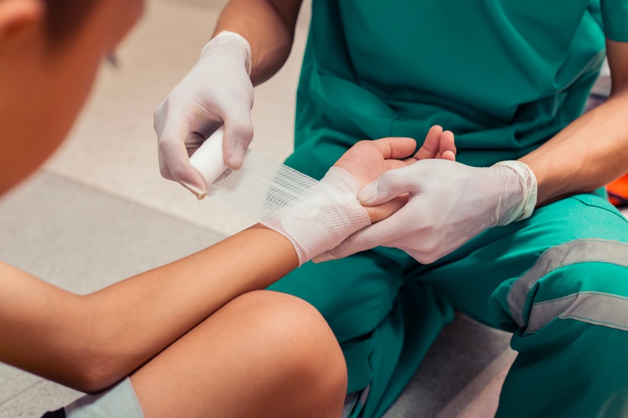 Người bị bỏng cần được sơ cứu đúng cách trước khi đến cơ sở y tế.