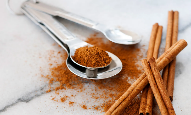Quế giàu chất chống viêm và chống oxy hóa.