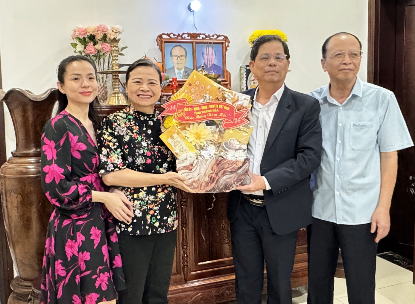 Chủ tịch UBND tỉnh Nguyễn Tấn Tuân thăm, chúc Tết các gia đình cán bộ chủ chốt của tỉnh đã từ trần