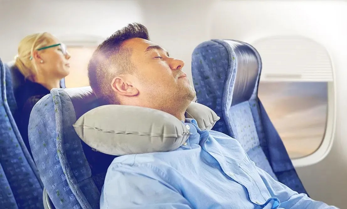 Tại sao hành khách không nên ngủ khi máy bay cất cánh và hạ cánh?