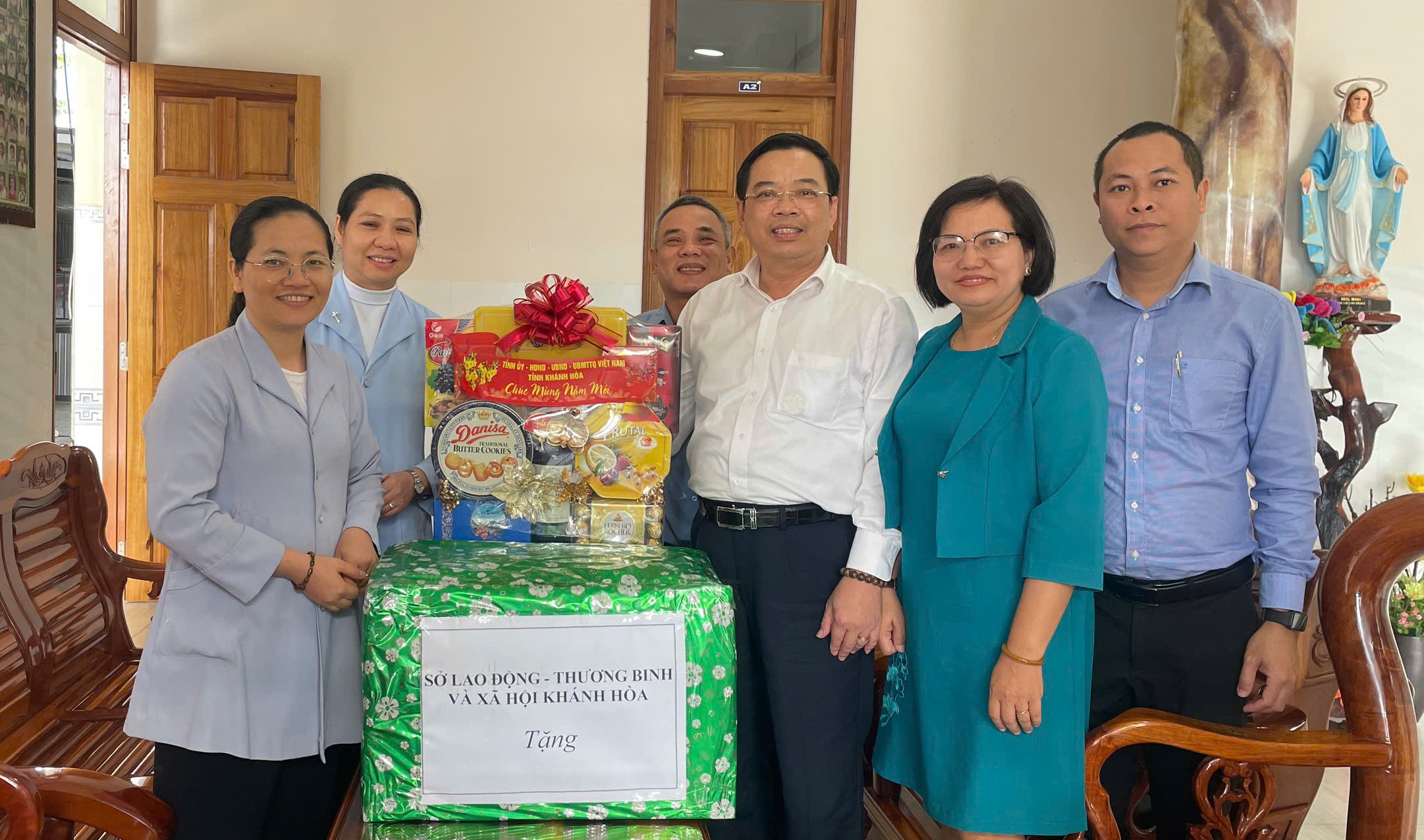 Thăm, tặng quà Tết 20 cơ sở bảo trợ xã hội công lập ngoài công lập