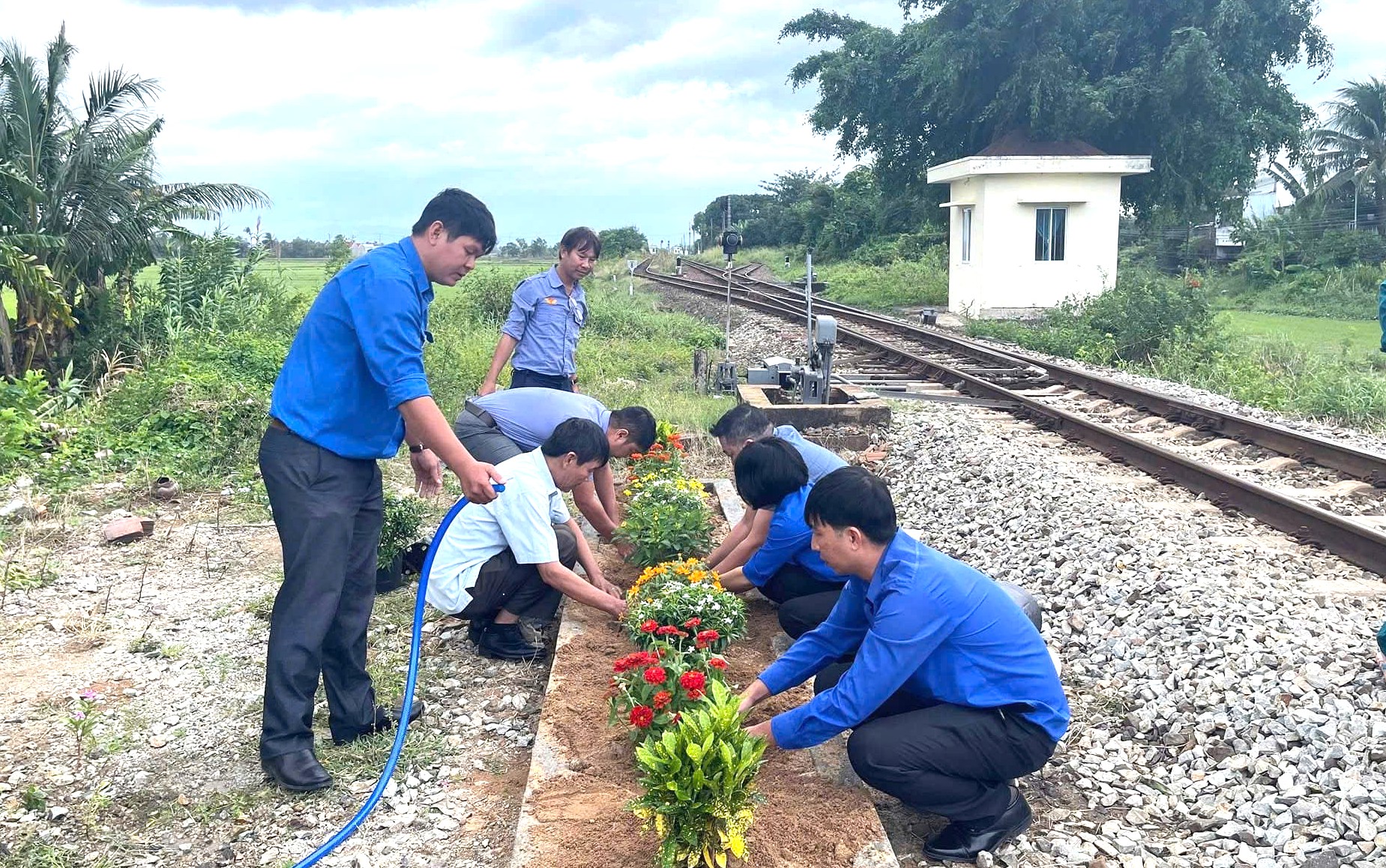 Huyện đoàn Vạn Ninh thực hiện công trình thanh niên “Đường tàu - đường hoa”.