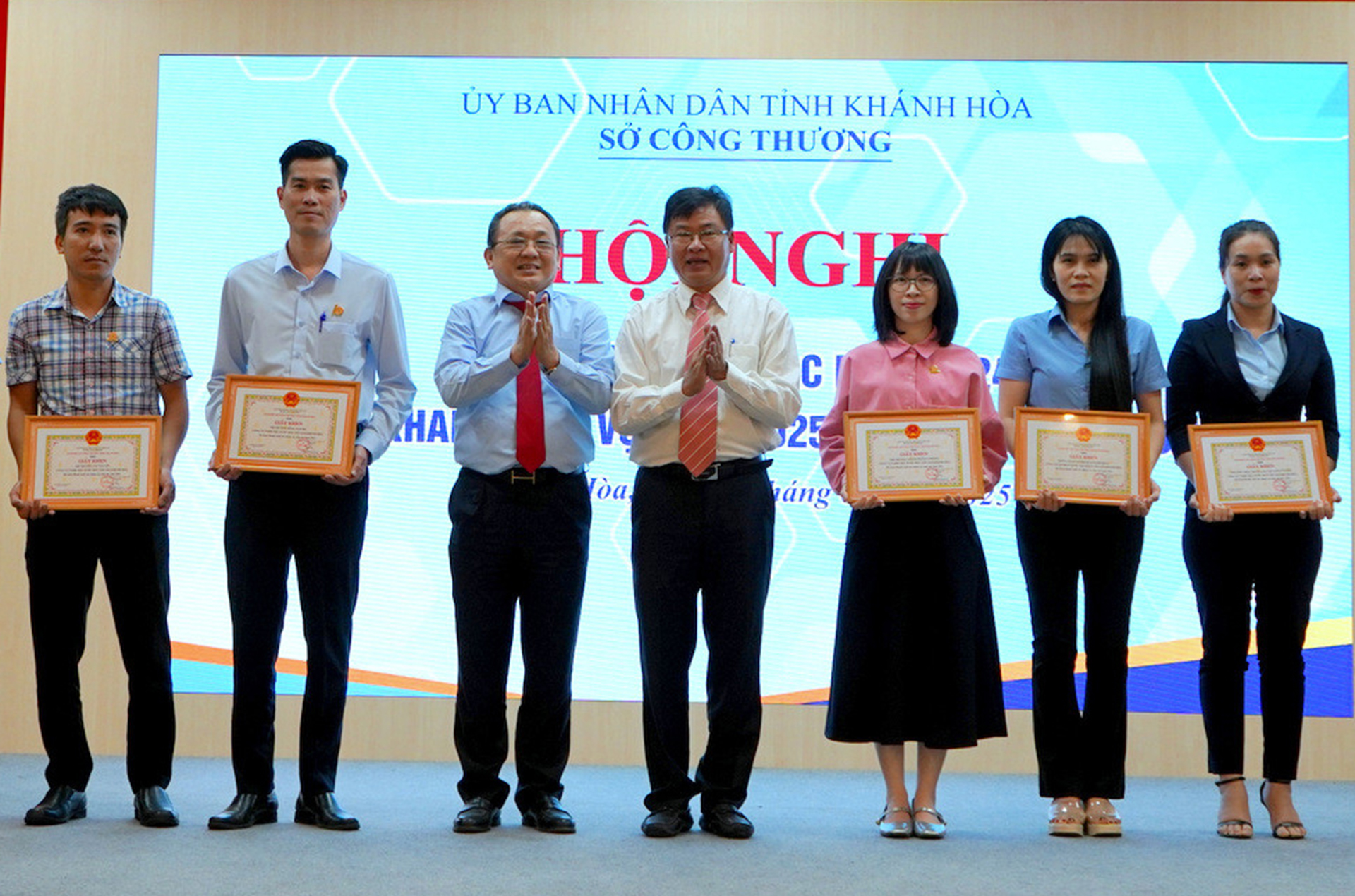 Công ty Yến sào Khánh Hòa: 42 tập thể và cá nhân được nhận giấy khen của Sở Công Thương