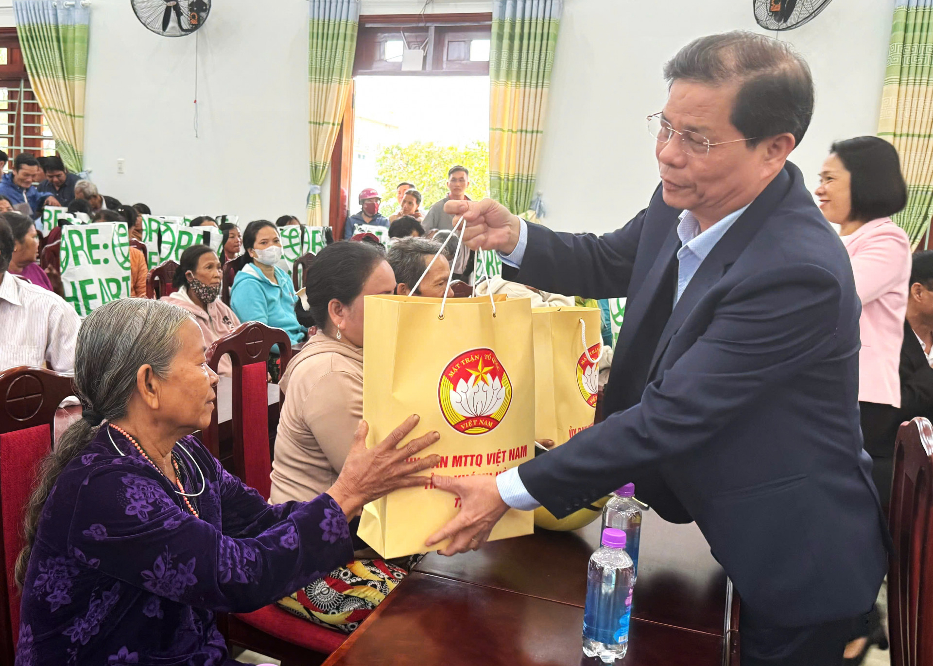 Những món quà Tết đong đầy yêu thương