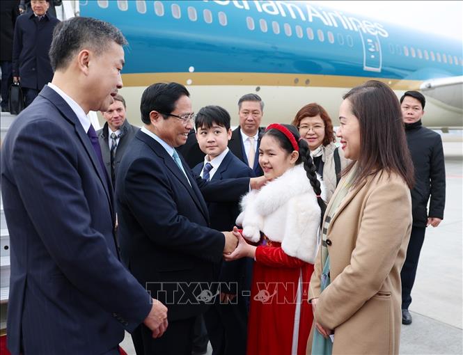 Đại sứ Việt Nam tại Séc Dương Hoài Nam cùng cán bộ, nhân viên Đại sứ quán và đại diện cộng đồng người Việt Nam tại Séc đón Thủ tướng Phạm Minh Chính và Phu nhân ở sân bay quốc tế Václav Havel, thủ đô Praha. Ảnh: Dương Giang/TTXVN
