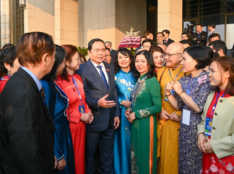 Chủ tịch Quốc hội Trần Thanh Mẫn trao đổi với các kiều bào tại cuộc gặp mặt.