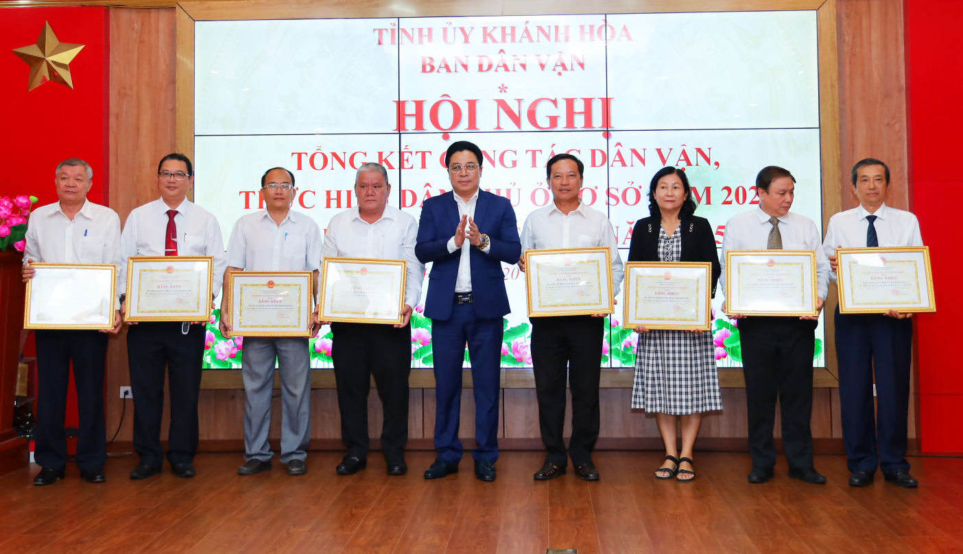 Ông Nguyễn Khắc Toàn trao bằng khen cho các tập thể có thành tích trong thực hiện dân chủ ở cơ sở.