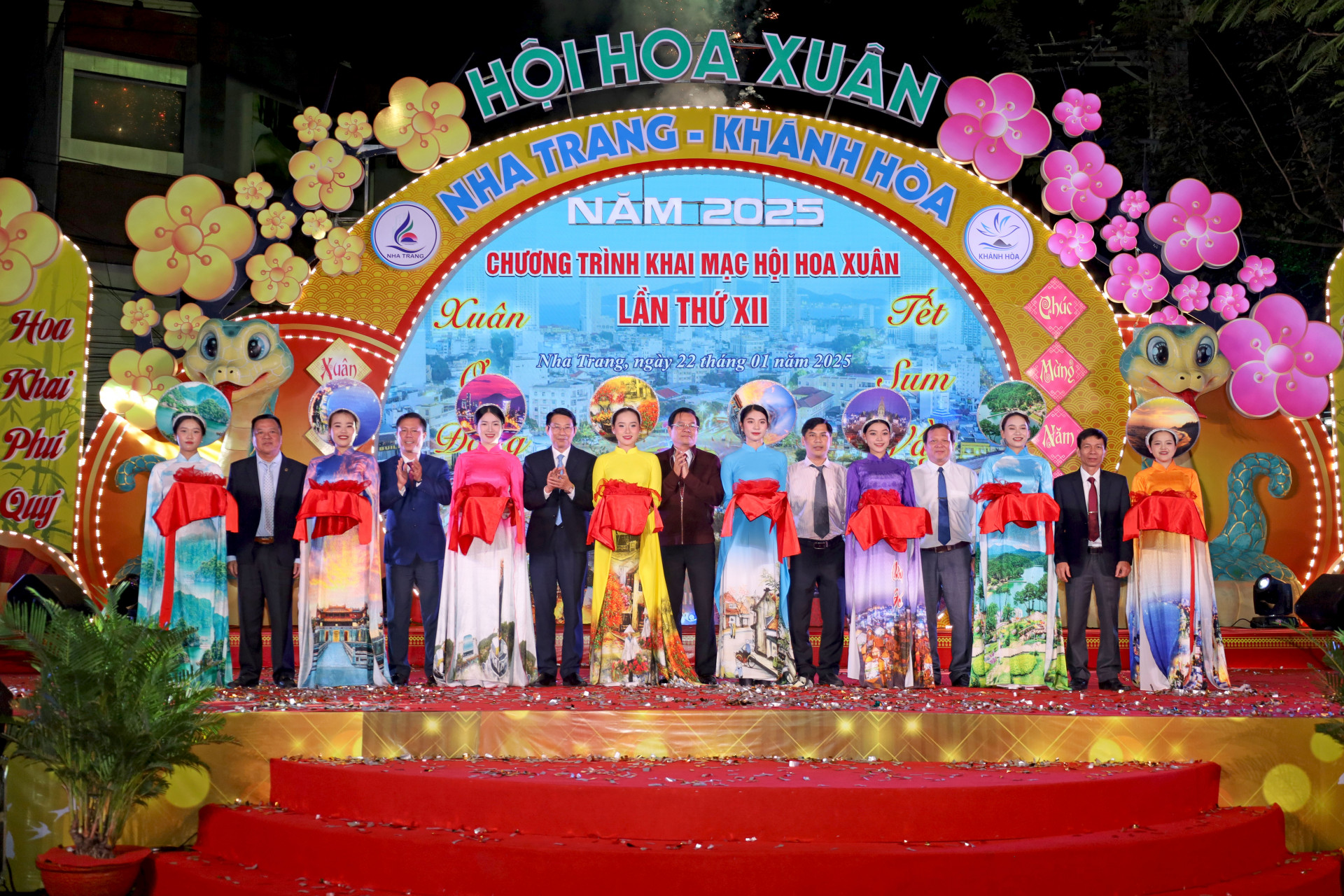 The representatives cutting ribbon to open Nha Trang-Khanh Hoa Spring Flower Festival 2025

