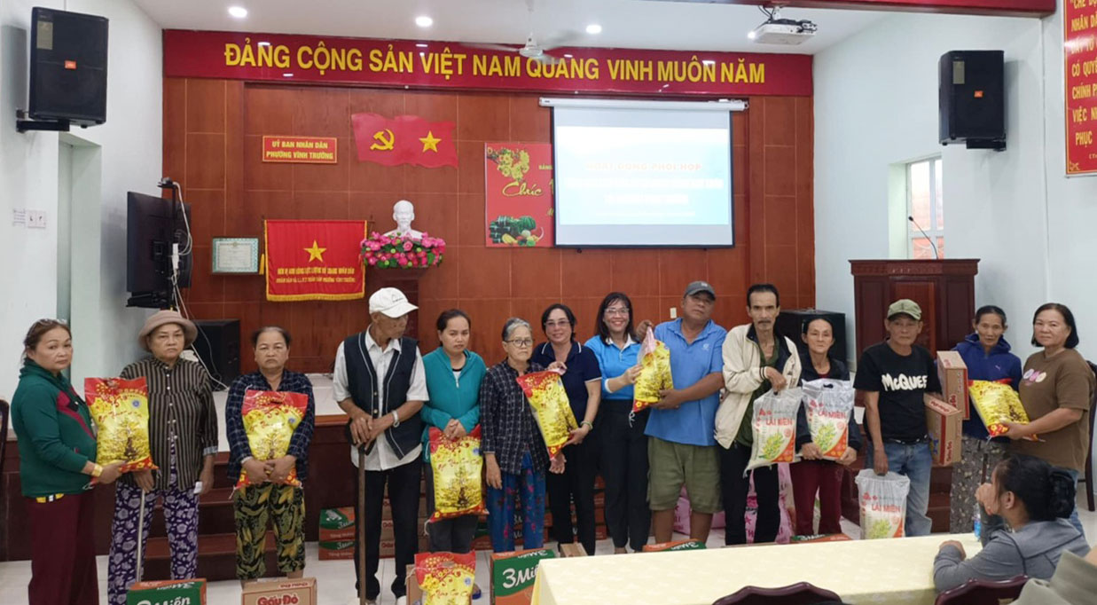 Trao quà cho phụ nữ khó khăn ở phường Vĩnh Trường.