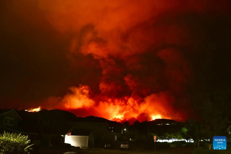 Ngọn lửa lớn và khói dày đặc được nhìn thấy ở Trabuco Canyon, Orange County, California. Ảnh: Tân Hoa xã