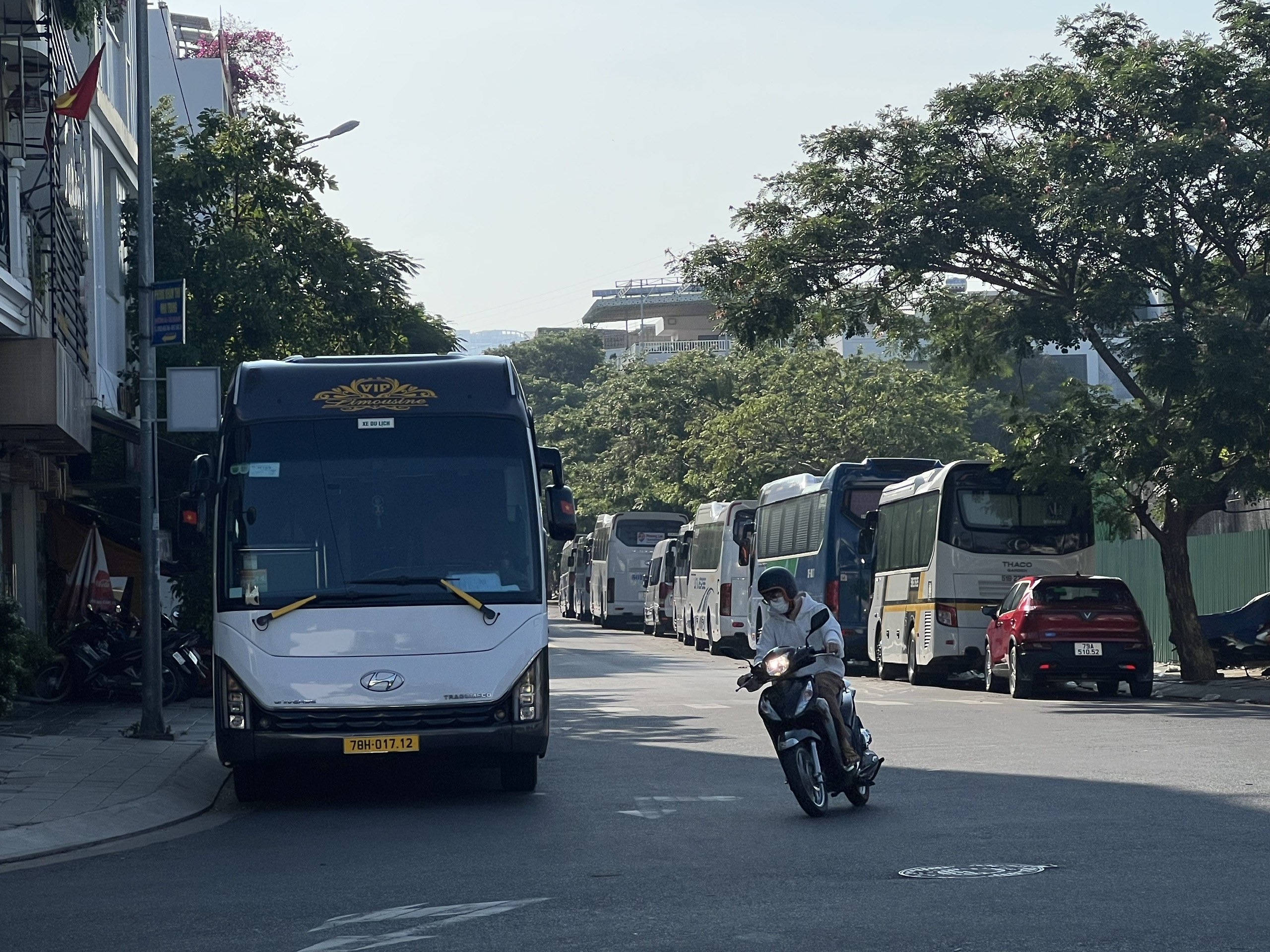 Nha Trang: Chỉ đạo kiểm tra, xử lý xe dừng, đỗ dưới lòng đường ảnh hưởng đến giao thông