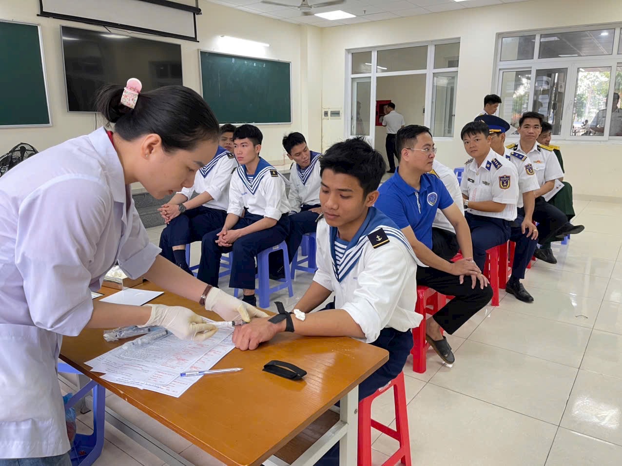 Hơn 650 cán bộ, giảng viên, học viên hải quân tham gia hiến máu tình nguyện
