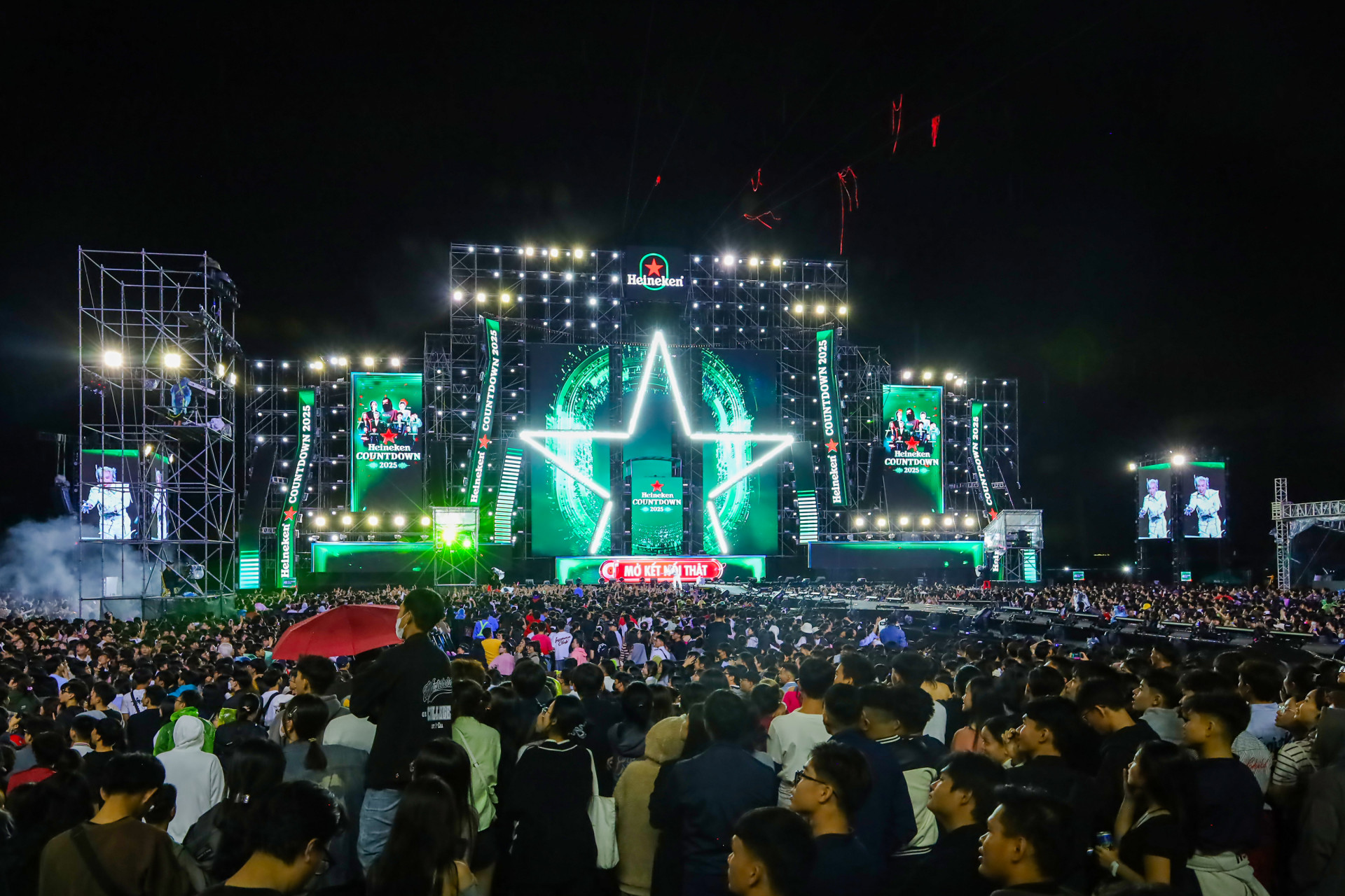 Tens of thousands of people gathered at 2-4 Square to see the program and welcomed New Year 2025.
