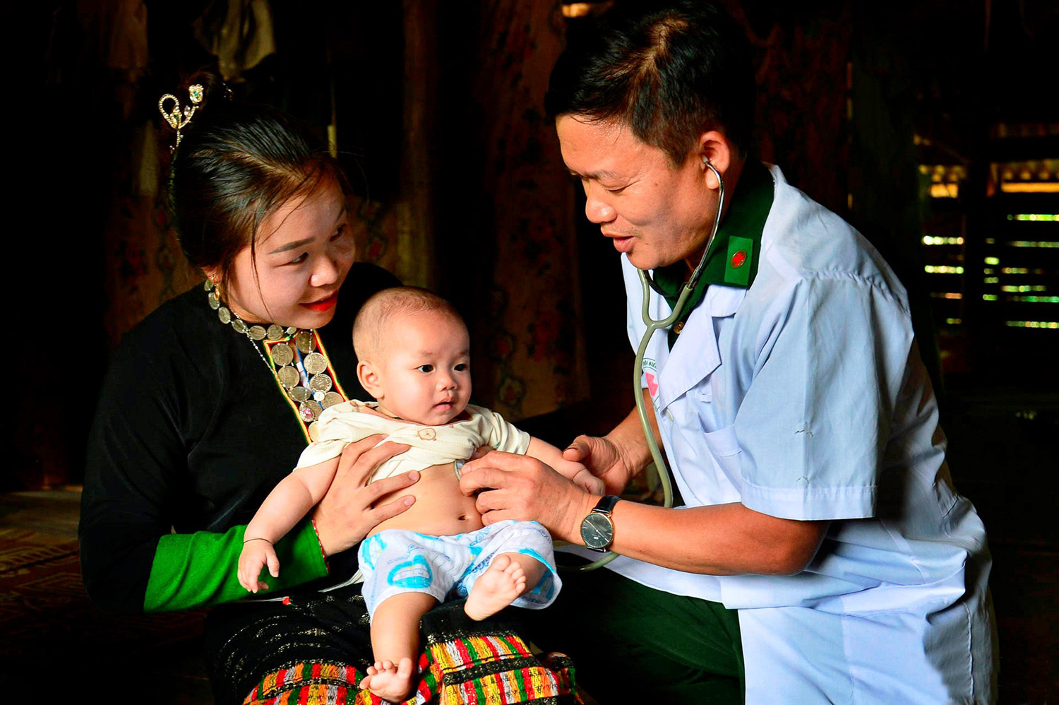 Quân y biên phòng chăm sóc sức khỏe nhân dân _Nguồn: nhiepanhdoisong.vn

