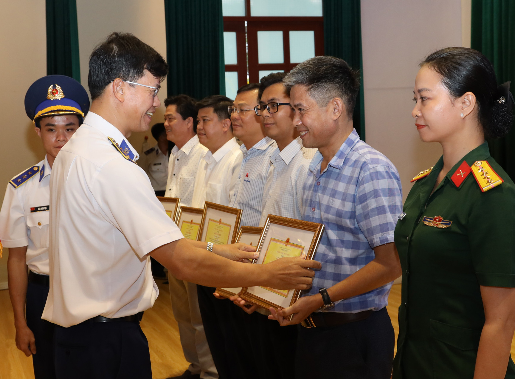 Đại diện Bộ Tư lệnh Vùng Cảnh sát biển 3 tặng giấy khen cho Phòng Văn xã - Nội chính, Báo Khánh Hòa.