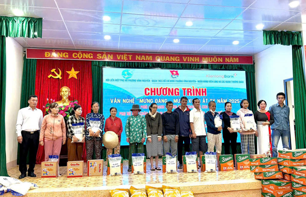 Trao 161 suất quà, học bổng cho trẻ em, phụ nữ khó khăn ở phường Vĩnh Nguyên