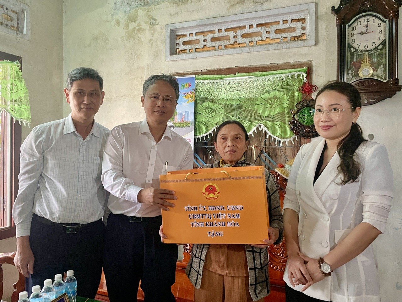 Thăm, tặng quà Tết cho gia đình chính sách tiêu biểu ở thị xã Ninh Hòa