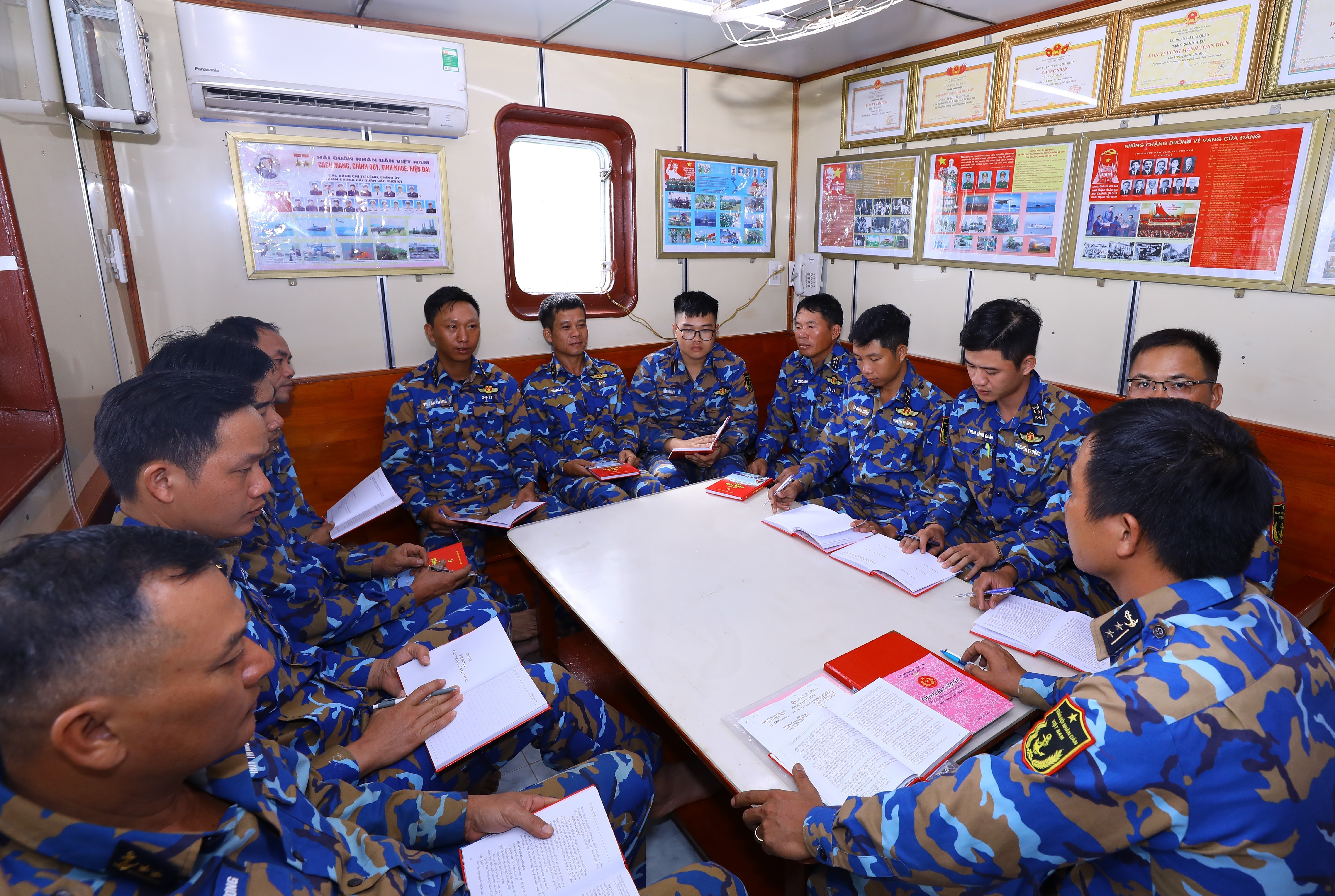 Tăng cường củng cố, xây dựng tổ chức cơ sở đảng và nâng cao chất lượng đội ngũ đảng viên trong bối cảnh mới