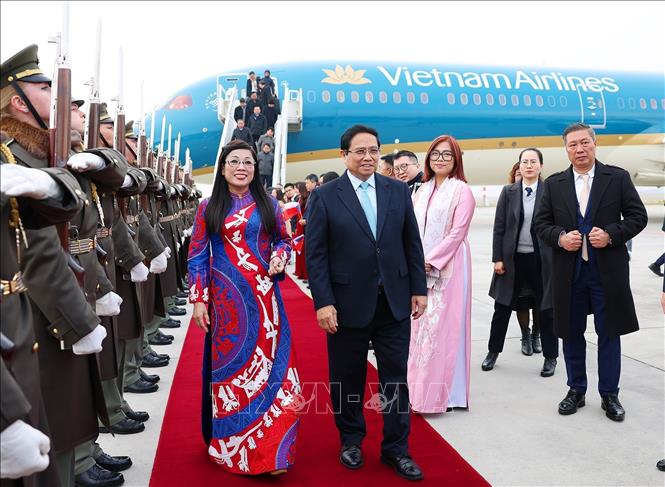 Lễ đón Thủ tướng Phạm Minh Chính và Phu nhân tại sân bay quốc tế Václav Havel, thủ đô Praha. Ảnh: Dương Giang/TTXVN
