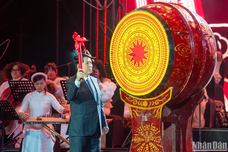 Chủ tịch nước đánh trống khai hội mừng.

