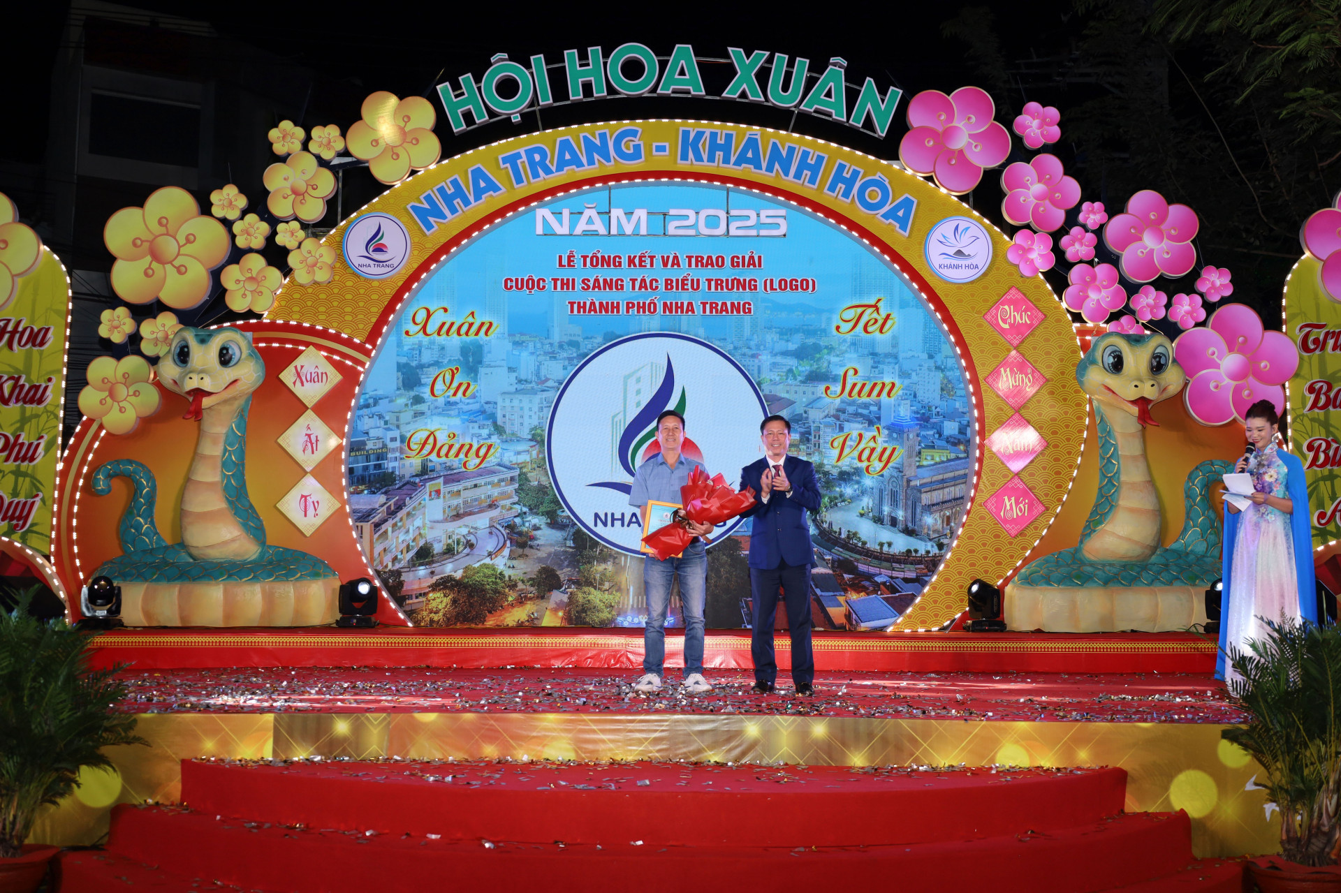 Nha Trang City’s leader giving first prize of Nha Trang City logo design contest to Bui Trung Chinh

