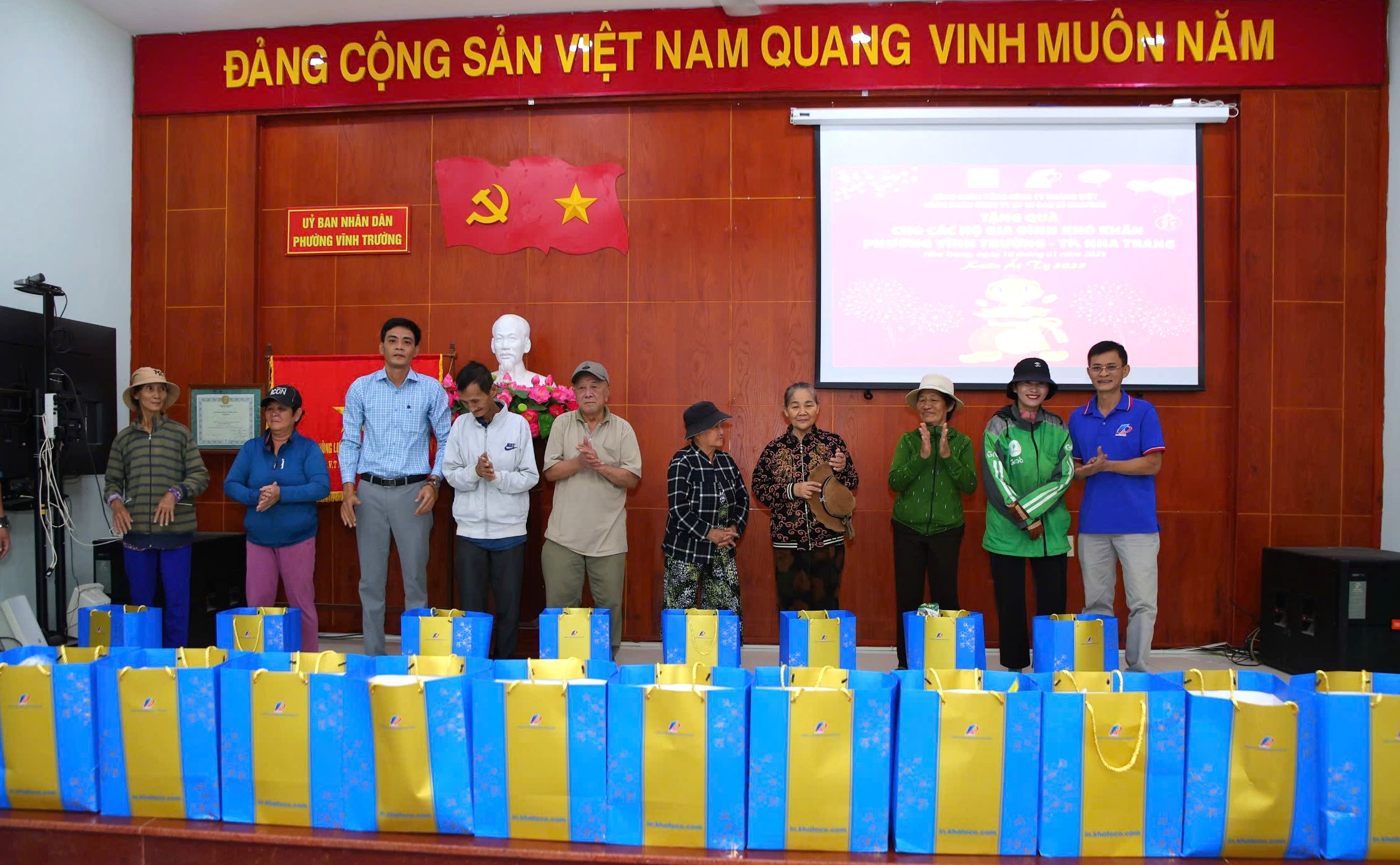 Trao 238 suất quà Tết cho hộ cận nghèo phường Vĩnh Trường