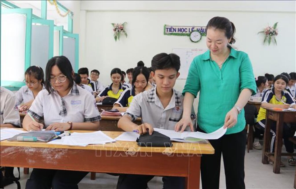 Giáo viên trường THPT Chu Văn An (thành phố Phan Rang - Tháp Chàm, tỉnh Ninh Thuận) hướng dẫn học sinh lớp 12 ôn tập cho Kỳ thi tốt nghiệp THPT năm 2024. Ảnh tư liệu, minh họa: Nguyễn Thành/TTXVN