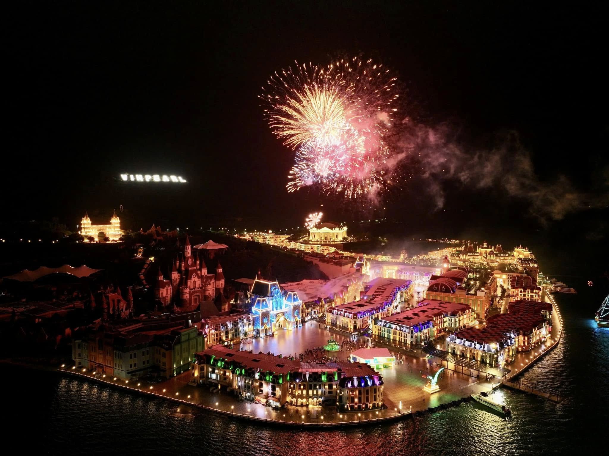 Sẽ tiếp tục bắn pháo hoa hàng tuần tại VinWonders Nha Trang trong năm 2025