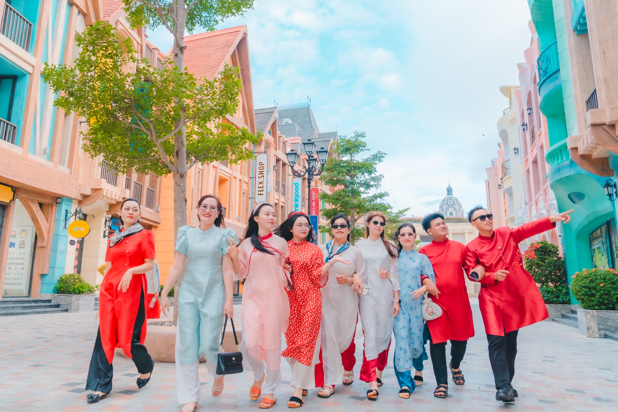 Mùng 2 Tết, các điểm du lịch bắt đầu đông khách du xuân 