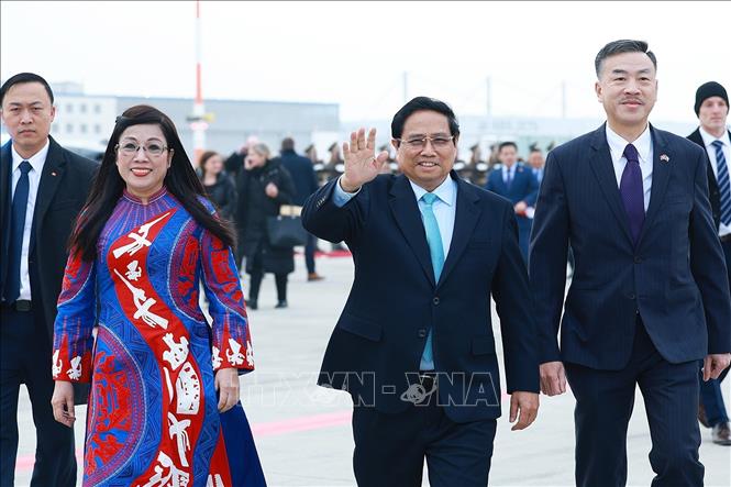Thủ tướng Phạm Minh Chính và Phu nhân đến sân bay quốc tế Václav Havel, thủ đô Praha. Ảnh: Dương Giang/TTXVN
