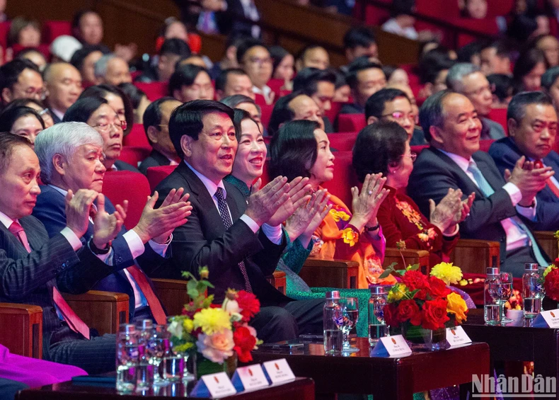 Chủ tịch nước và các đại biểu dự chương trình.

