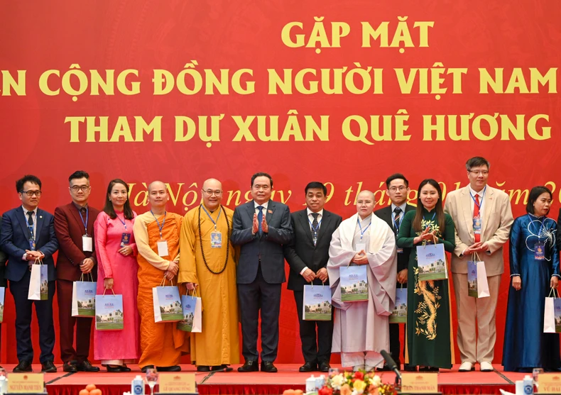 Chủ tịch Quốc hội Trần Thanh Mẫn tặng quà lưu niệm cho các kiều bào.